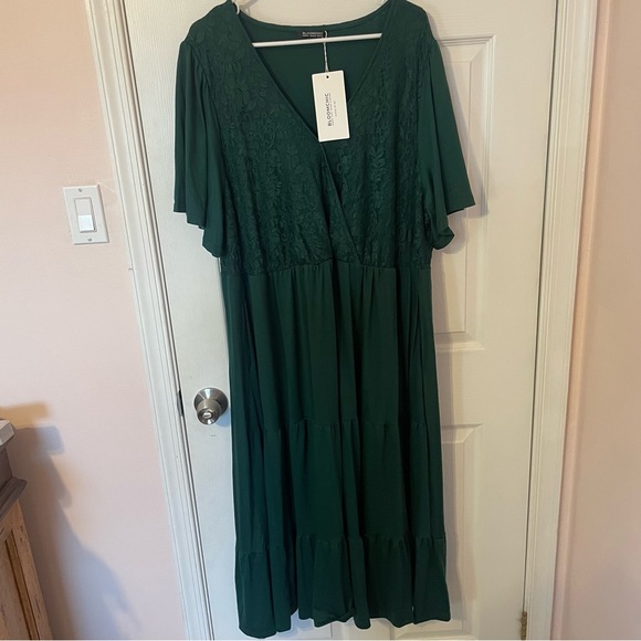 BloomChic Dresses & Skirts - BloomChic Emerald Green Midi Dress